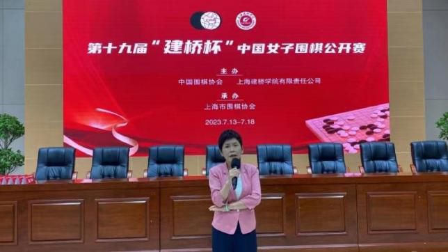 ”“德里赫特有一定的能力，但是在上赛季，拜仁的队长袖标是强加给他的，结果只带来一个冠军和很多失球，这样的结果大家都清楚了。